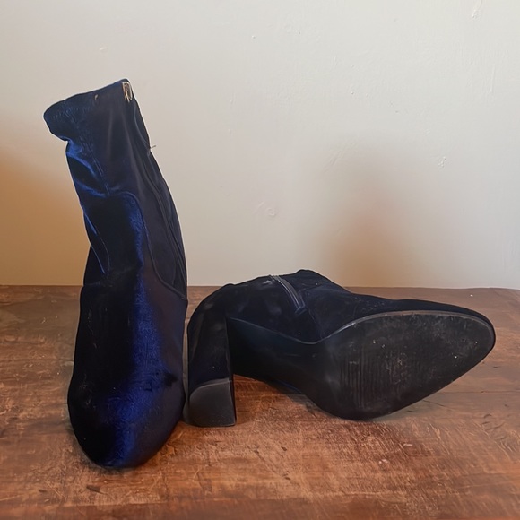 Barely worn velvet sockbooties - Picture 3 of 4